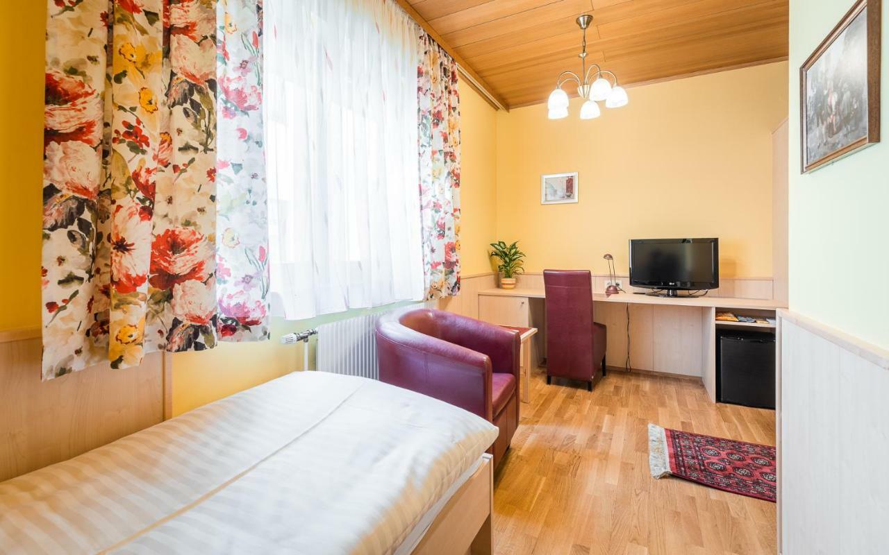 Hotel Garni Steinfeld Wiener Neustadt Eksteriør billede